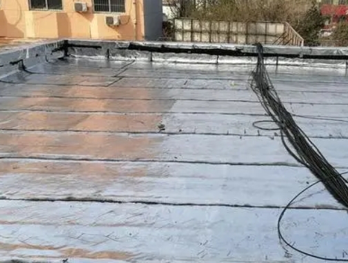 睢宁卫生间漏水维修公司分享下睢宁屋面楼顶防水刚性防水层施工要点。